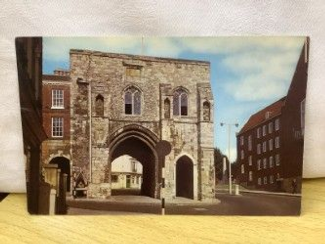 Winchester, West Gate and County Buildings, Hampshire, Vintage unbranded postcard. Our Ref No R459 £2.25