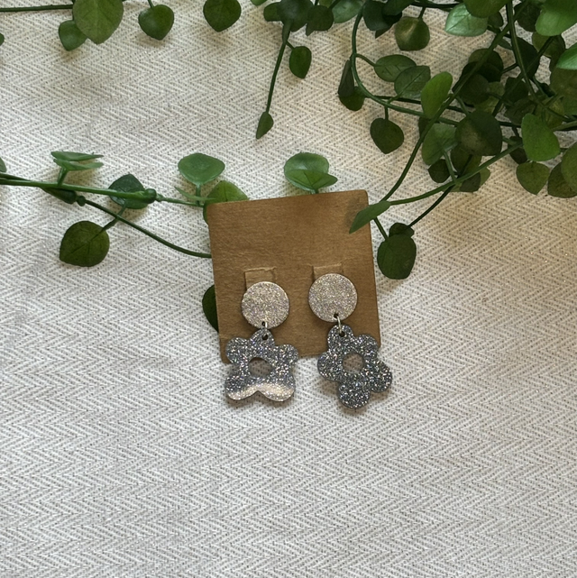 Boucles d’oreilles résine argentées à pailettes 