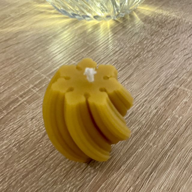 Bougie torsadée ‘flocon’ en cire d’abeille