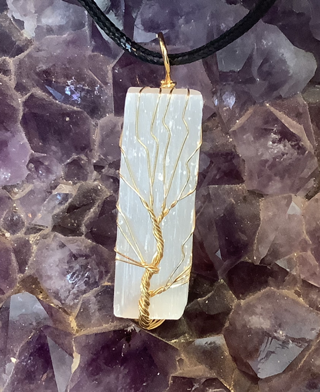 Pendentif en sélénite et arbre de vie 
