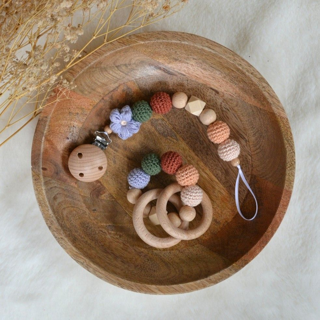 Hochet et/ou attache tétine fleur mauve/vert/bordeaux