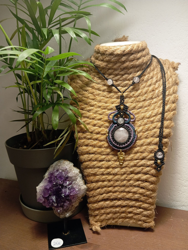 Collana con cabochon di quarzo rosa tondo