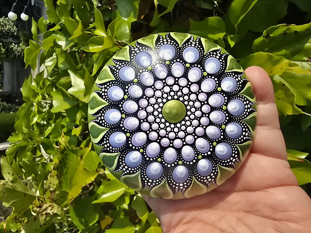 Pierres de méditation mandalas vert métallisé et mauve