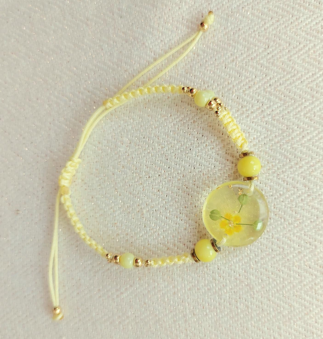 Bracelet "Mixity Primevères " micromacramé perlé &amp; fleur de primevèrerésiné