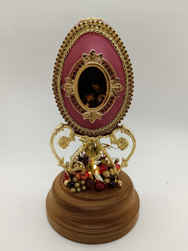 Burgandy Goose egg light up nativity with a door 