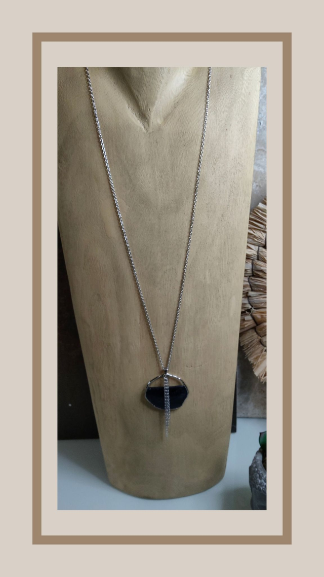Collier bleu nuit rond argenté et chaînettes 