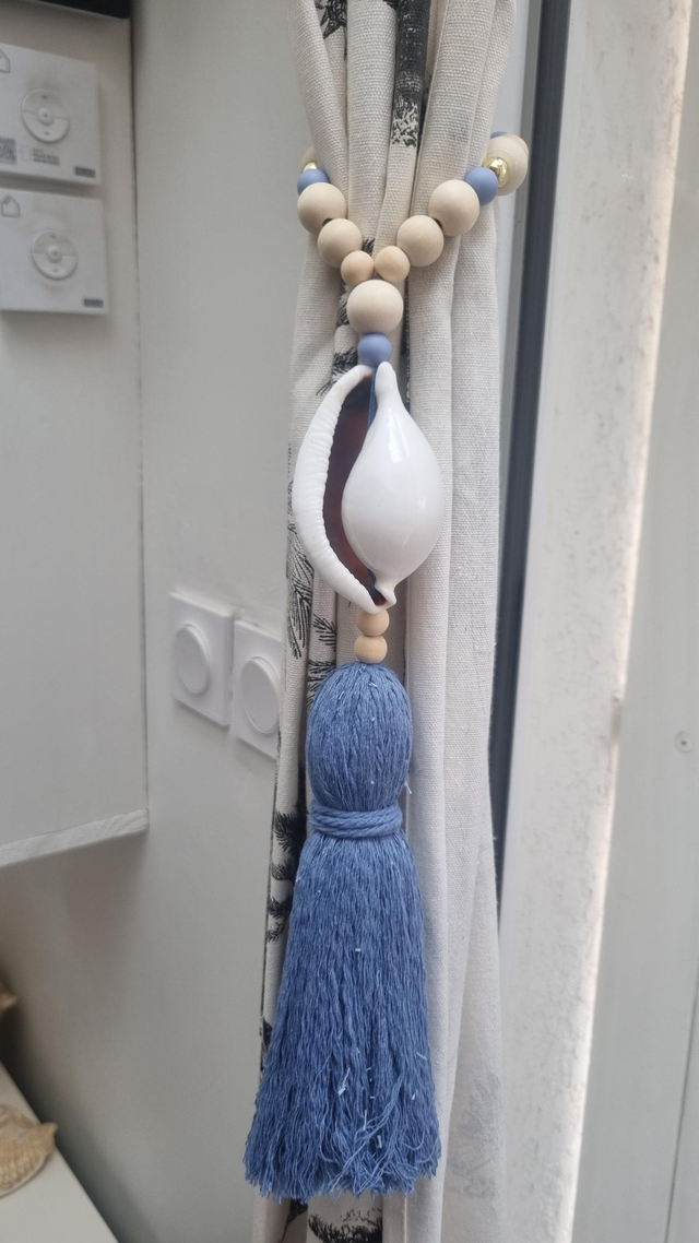 Embrasse coquillage ovula pompon bleu 