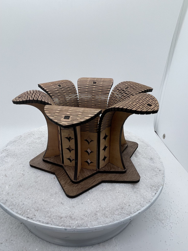 Photophore ajouré à sa base et en forme de fleur