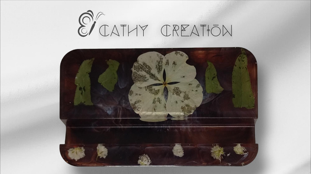 Support téléphone avec inclusion de fleurs 