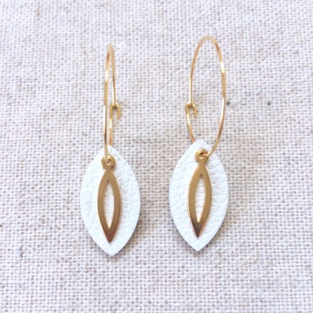 Boucles d’oreilles « Fugato » dorées, cuir blanc