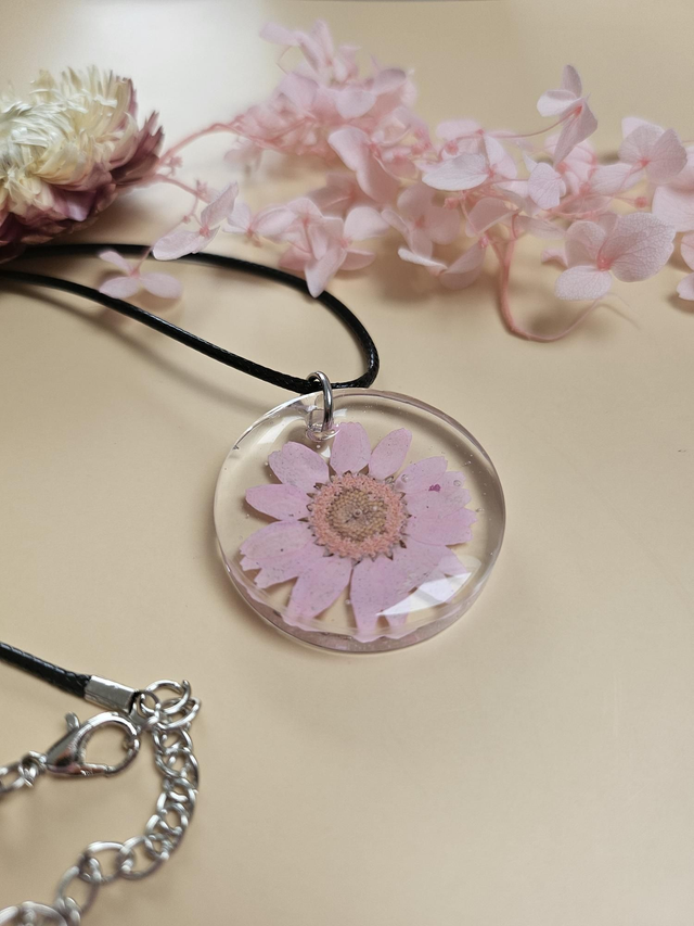 Pendentif en résine - Rond transparent fleur rose