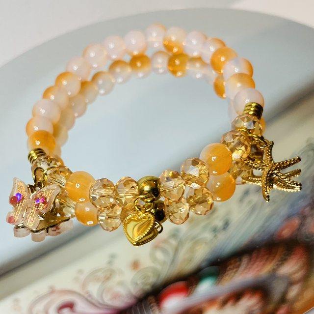 Peach Sands Armband – Goudkleurige Bedels &amp; Perzik Kralen | Handgemaakt