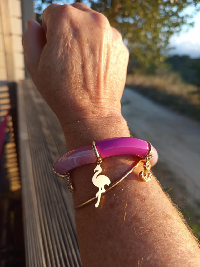 Bracelet perles tubes incurvées acrylique Gulabi Pakshi