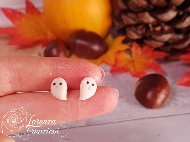 Orecchini a lobo artigianali fantasmini kawaii che si illuminano al buio, fluorescenti, modellati e dipinti a mano in argilla polimerica