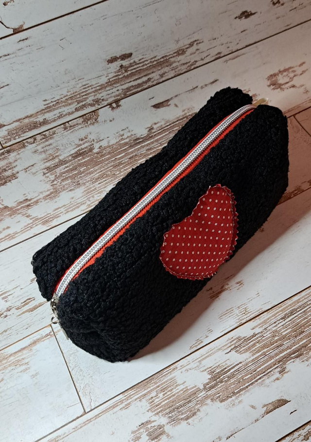 Trousse moumoute noire à cœur rouge