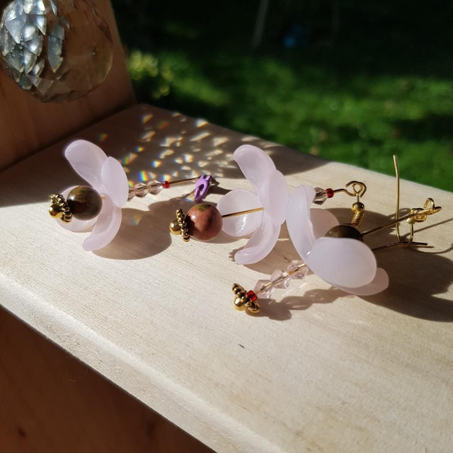 Boucles d'oreilles Fleur rose – Création Vibratoire