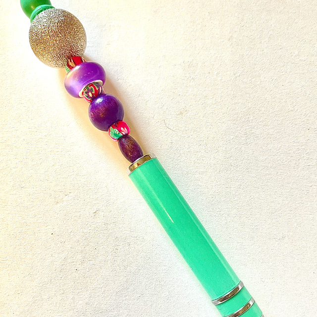 S27 - Stylo à perles verre, bois et paillettes 