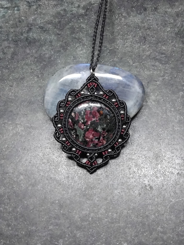 Collier en eudialite