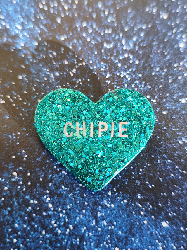 Broche cœur à paillettes - message : CHIPIE
