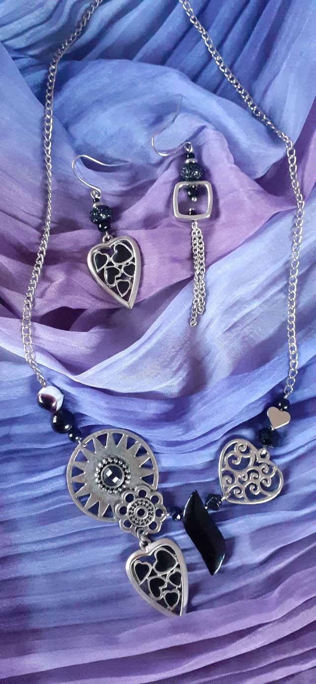 Ensemble Collier argent antique, noir Boucles d'oreilles asymétriques assorties