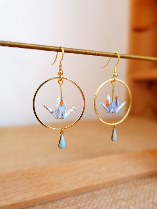 Oiseaux, Grue en Origami / Crochets plaqué or 14K / Papier japonais washi / Bleu clair, Or / Créole, Anneaux / Boucles d'oreilles / Bijou origami /