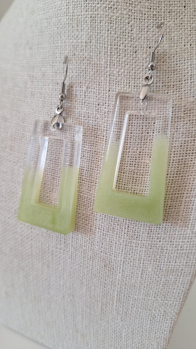 Boucles oreilles rectangles vert et transparent 