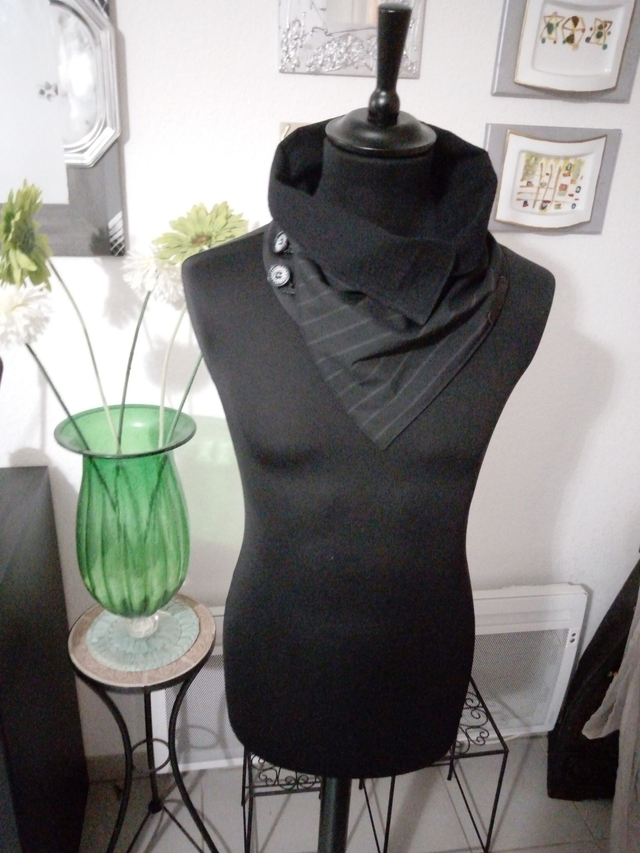 chèche noir rayure recto verso  en tissu et doublure polaire; cache cou pour homme		