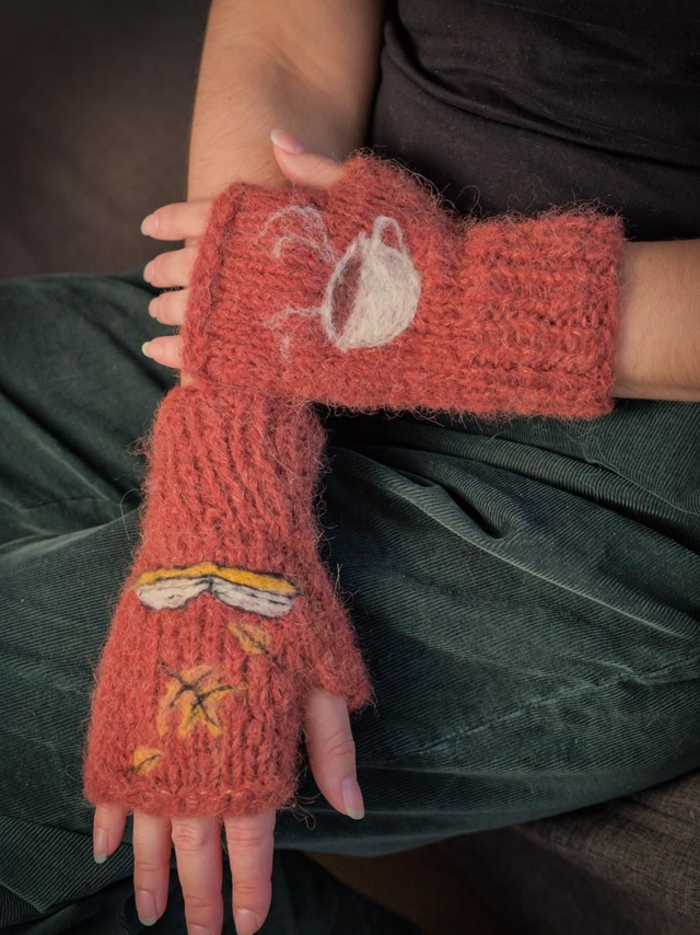 Mitaines tatouées le livre et le café 