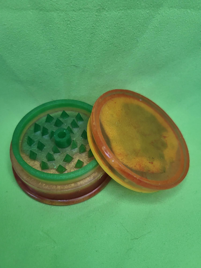 Grinder vert jaune rouge