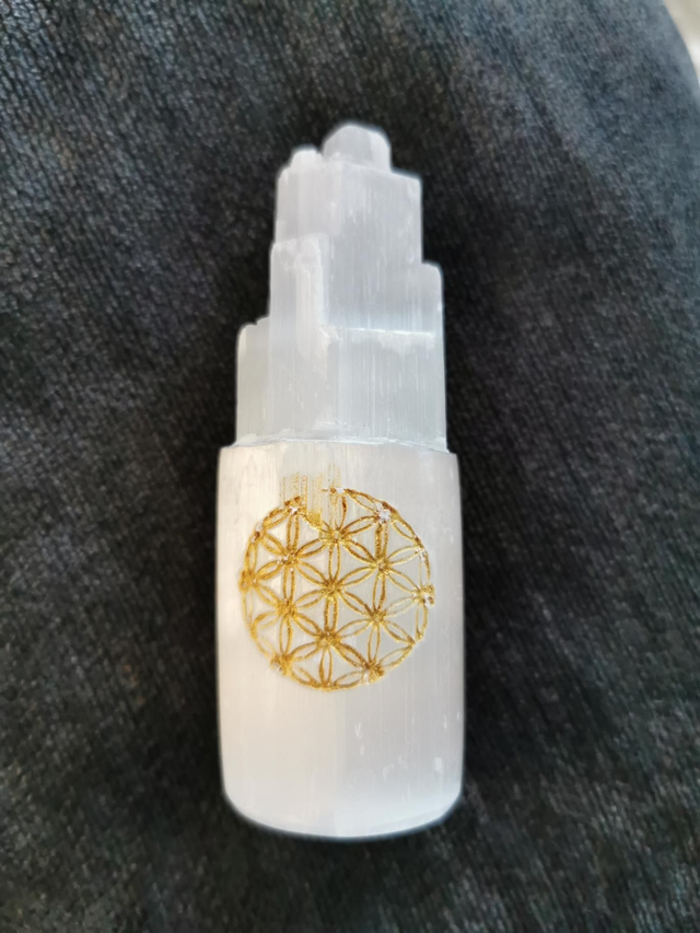 Monolithe sélénite gravé fleur de vie 