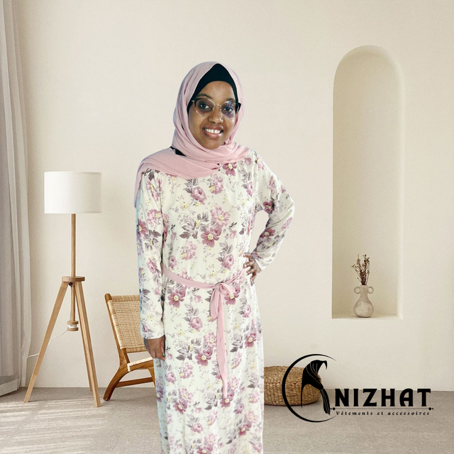 Robe longue blanc à motifs floraux roses et blancs + un hijab rose clair