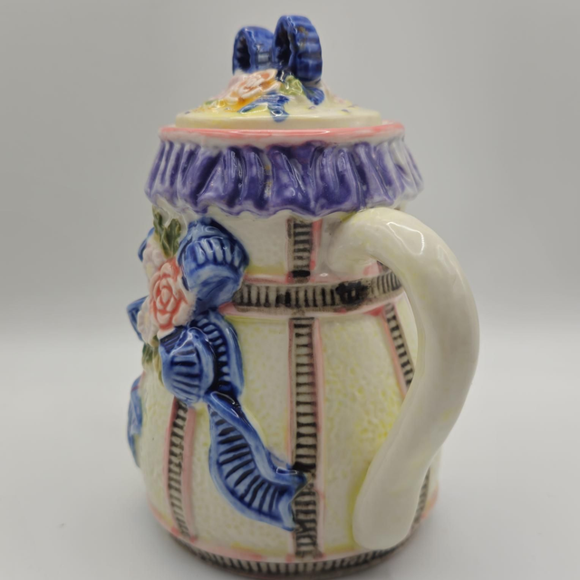 Petite théière à froufrous