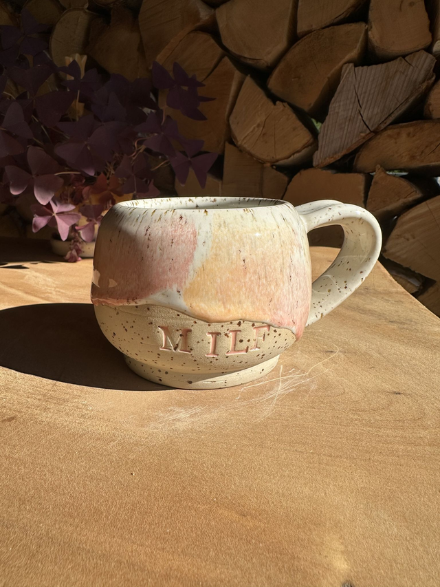 Handgemachte Keramiktasse „MILF“ – lustiger Becher | Unikat rosa