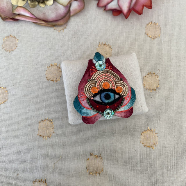 Broche œil rose fluo bordeaux 