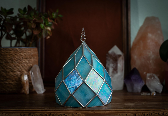 Zome 8 bleu irisé avec épi de faîtage en verre