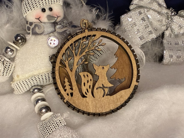 Boules de Noël en bois finition noyer multicouche – Scènes hivernales (10 modèles au choix)