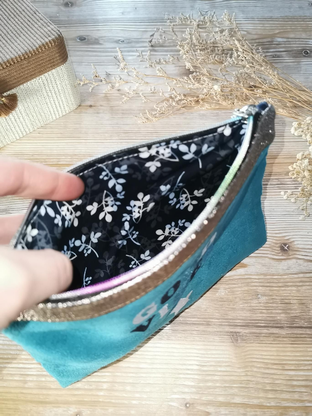 ✨ Pochette "Good Vibes" brodée - Bleu turquoise ✨