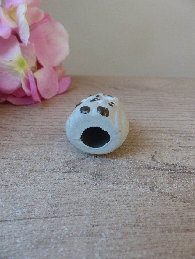 Figurine miniature hibou vintage en grès émaillé fait main, petit hibou porte-bonheur en céramique artisanal peint à la main