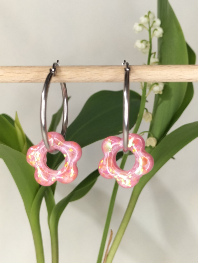 Boucles créoles fleurs roses et paillettes holographiques