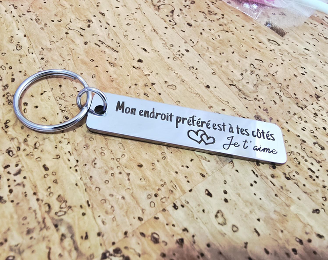 Porte-clès plaque rectangulaire "à tes côtés" en acier