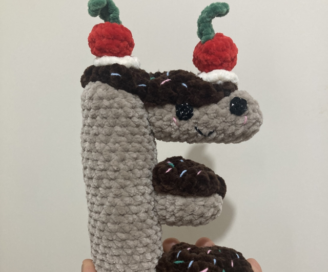 Lettre E éclair au chocolat 