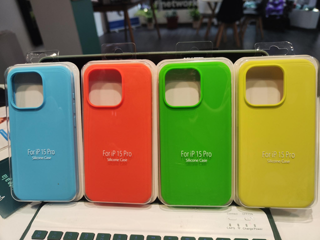 Funda iPhone 13/14 silicona suave bordes reforzados 