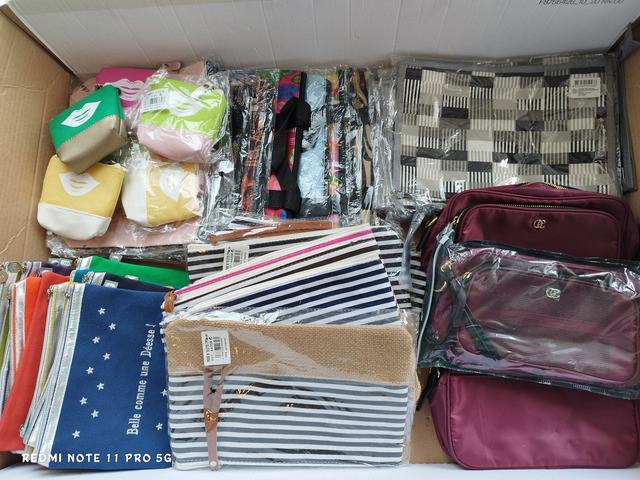 LOT MAROQUINERIE (POCHETTES, PORTE MONNAIE, ECT)