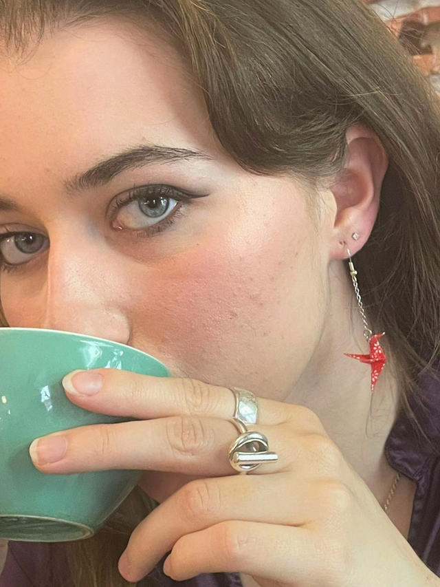 Boucles d&#039;Oreilles &quot;Colibri&quot; rouge à petites fleurs blanches