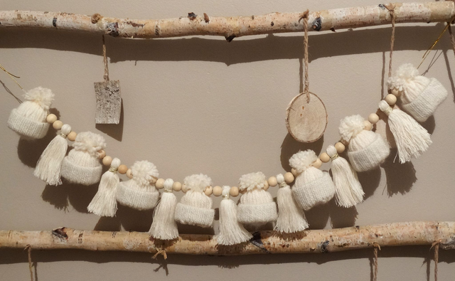 GUIRLANDE de Noël, bonnets, pampilles et perles de bois