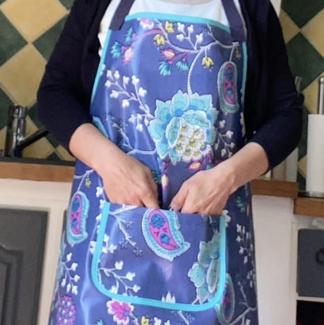 TABLIER DE CUISINE EN TOILE CIREE PRATIQUE ET ELEGANT BEL IMPRIME FLEURI BLEU