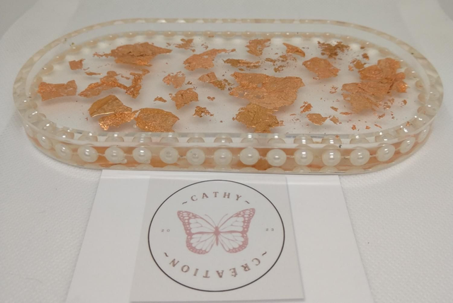 Vide poche avec inclusion de perles et paillettes dorées 