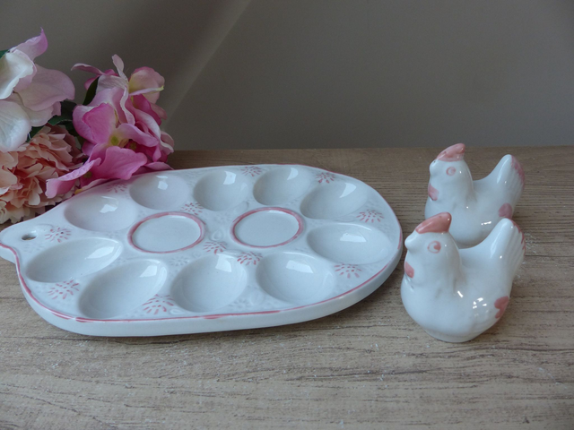 Ancien plat présentoir à œufs en céramique blanche et rose – avec salière et poivrière poules – décoration de cuisine à suspendre ou poser