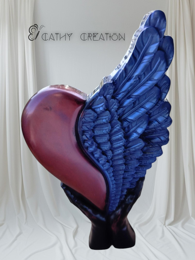 Main avec coeur et aile