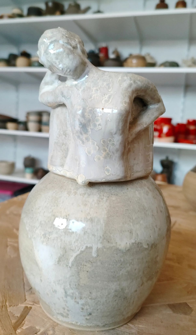 Boîte blanche avec buste “écoute intérieure”